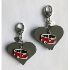 Leren hart hanger met 2 Volkswagen busjes rood zwart